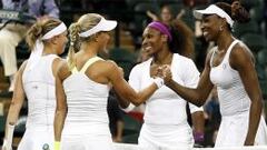 Serena y Venus Williams saluda a sus rivales tras conseguir su quinto Wimbledon en dobles.