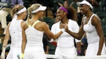 Serena y Venus Williams saluda a sus rivales tras conseguir su quinto Wimbledon en dobles.