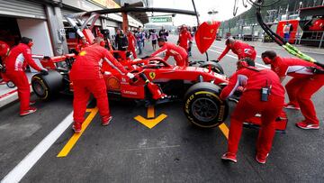 Formula One F1 - Belgian Grand Prix - Spa-Francorchamps, Stavelot, Belgium - August 24, 2018 Ferrari's Sebastian Vettel with engineers during practice REUTERS/Francois Lenoir