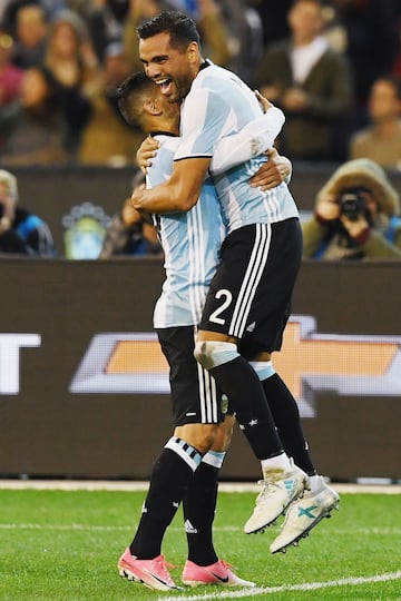 Gabriel Mercado celebra el gol marcado ante Brasil.