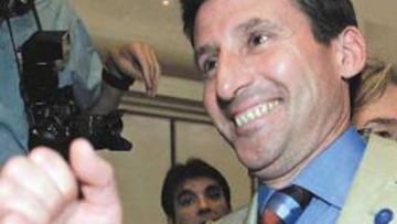 <b>EUFÓRICO. </b>Sebastian Coe celebra en Singapur el triunfo de la candidatura de Londres.