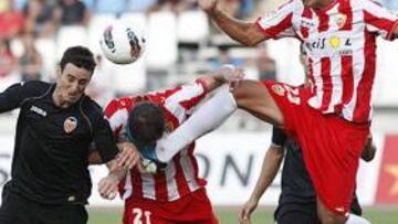 <b>SIN BRILLO. </b>El Valencia no pudo con un Almería en un partido en el que reapareció Aduriz, aunque el vasco acabó expulsado.