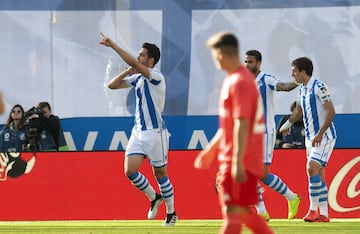 
Jugaba colectiva del conjunto txuri-urdin, de tiralíneas. El balón le llega a Merino en el interior del área y libre de marca. Tiene la calma necesaria para poder superar a un Courtois que se venció hacia un lado. 





