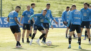 Olabe. Rubén Díez, Isi Gómez y Villares en el entrenamiento del Deportivo.