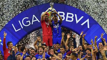Jesús Corona levanta el trofeo del Guardianes 2021