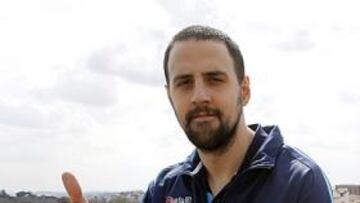 <b>LÍDER. </b>Germán Gabriel, el jugador con mayor valoración media del Estu, posa ante la Puerta de Alcalá. de fondo.