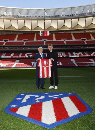 Daniel Wass, con la camiseta, posa con Enrique Cerezo en el Wanda Metropolitano. 