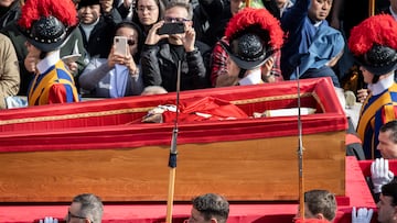 Llegada del féretro del Papa Francisco I a la Basílica de San Pedro, a 23 de abril de 2025, en Ciudad del Vaticano. El féretro del Papa Francisco, fallecido el pasado 21 de abril a los 88 años, se encuentra en la Basílica Papal de San Pedro en el Vaticano para ser velado, tras ser trasladado desde la capilla de la residencia de Santa Marta. A la llegada del féretro a la Plaza de San Pedro se han podido escuchar aplausos que salían de entre los cerca de 20.000 fieles congregados para despedir al Papa.,Image: 991160404, License: Rights-managed, Restrictions: , Model Release: no, Credit line: Stefano Spaziani / Europa Press / ContactoPhoto
Editorial licence valid only for Spain and 3 MONTHS from the date of the image, then delete it from your archive. For non-editorial and non-licensed use, please contact EUROPA PRESS.
Stefano Spaziani / Europa Press / ContactoPhoto
23/04/2025