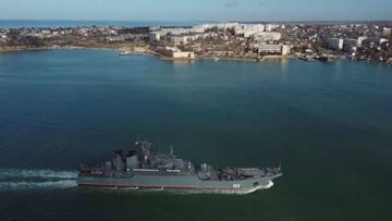 El barco ruso llega a la ciudad de Sebastopol, en Crimea.