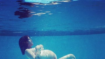 Alanis Morisette se muestra desnuda y muy embarazada.
@alanis