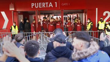 Los jugadores aplauden a los aficionados en el S&aacute;nchez-Pizju&aacute;n.