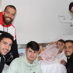 Los jugadores del Alavés, de ruta por los hospitales de Vitoria