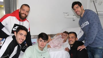 Los jugadores del Alavés, de ruta por los hospitales de Vitoria