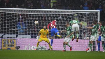 Gol en propia puerta de Pezzella en la última visita del Betis al Atlético.