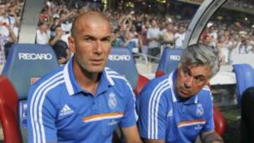 Zinedine Zidane, junto a Carlo Ancelotti en un partido en el Bernabéu.