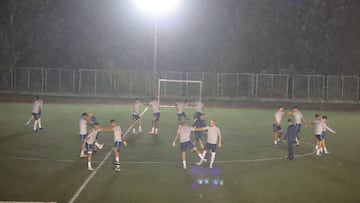 La lluvia torrencial que ha ca&iacute;do a lo largo de la noche y el inicio de la jornada en la localidad del norte del pa&iacute;s pone en riesgo la disputa del partido.