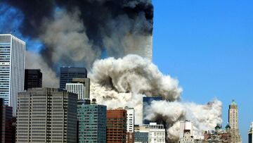 (ARCHIVOS) En esta foto de archivo tomada el 11 de septiembre de 2001, el humo se eleva despu&eacute;s del colapso de la primera de las dos torres del World Trade Center. 