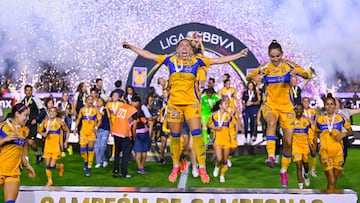 Cristina Ferral, Nayeli Rangel, Lizbeth Ovalle lifties the Champion Trophy of Tigres during the second leg of the Campeon de Campeonas Liga BBVA MX Femenil match between Monterrey vs Tigres UANL at Universitario Stadium, on July 01, 2024 in Monterrey, Nuevo Leon, Mexico.