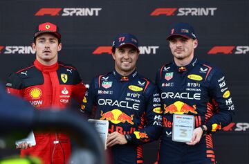 Sergio Pérez, Charles Leclerc y Max Verstappen en el podio tras el esprint del Gran Premio de Azerbaiyán.