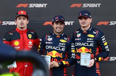 Sergio Pérez, Charles Leclerc y Max Verstappen en el podio tras el esprint del Gran Premio de Azerbaiyán.