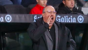 El técnico del Celta de Vigo Rafa Benítez da instrucciones a sus jugadores durante el partido de la jornada 12 de LaLiga celebrado este sábado en el Estadio de Abanca Balaídos.