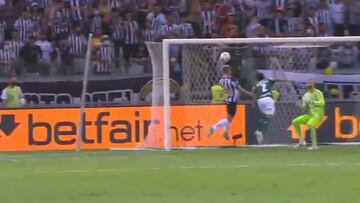 Las dos caras de Vargas ante Palmeiras: ¡anotó un golazo de cabeza y falló un mano a mano!