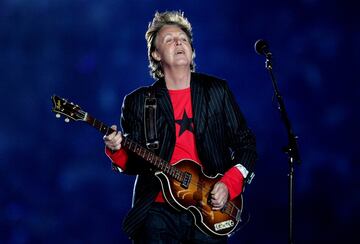 Sir Paul encendió los corazones en el entretiempo del Super Bowl 39 que fue, precisamente, entre Águilas de Filadelfia y Patriotas de Nueva Inglaterra. El exbeatle dio un repaso a himnos del 'Cuarteto de Liverpool', como 'Drive My Car' y 'Get Back' y cerró con 'Hey Jude', canción que regaló uno de los mejores momentos del 'Halftime Show', con el EverBank Field de Jacksonville cantando a-capella. 