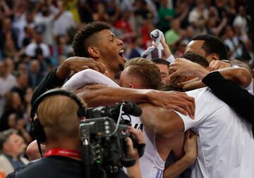 Los jugadores del Real Madrid celebrando su victoria en la final de la Euroliga de Baloncesto entre Olympiacos Piraeus y Real Madrid en Kaunas, Lituania.