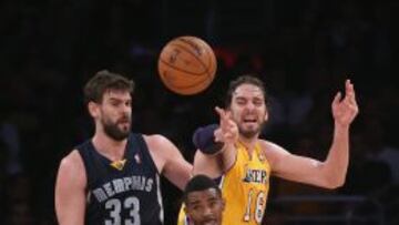 Marc y Pau Gasol rodean a Conley en el Lakers-Memphis.