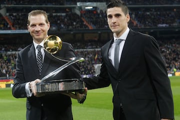 Luis Amado, junto a Ortiz, homenajeados en el Santiago Bernabéu tras conquistar la Eurocopa 2012.