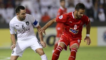 Xavi busca un balón ante un jugador del Persepolis.