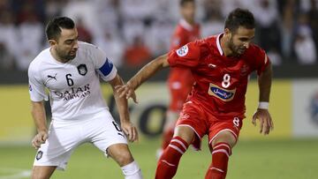 Xavi busca un bal&oacute;n ante un jugador del Persepolis.