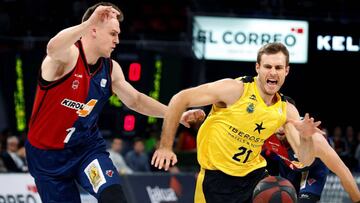 GRAF5973. VITORIA, 17/03/2019.- El pívot alemán del Kirolbet Baskonia Johannes Voigtmann (i), y el ala pívot estadounidense del Iberostar Tenerife Tim Abromaitis, en una jugada del partido correspondiente a la jornada 23 de la Liga Endesa de baloncesto disputado este domingo en la cancha del pabellón Fernando Buesa de Vitoria. EFE/ David Aguilar