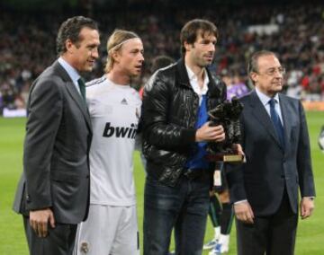 Van Nistelrooy se despidió del madridismo en el campo junto a Jorge Valdano y Florentino Pérez.