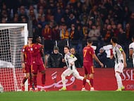 Soccer Football - Serie A - AS Roma v Juventus - Stadio Olimpico, Rome, Italy - March 1, 2026 Juventus' Francisco Conceicao celebrates scoring their first goal as AS Roma's Lorenzo Pellegrini and AS Roma's Manu Kone look dejected REUTERS/Guglielmo Mangiapane