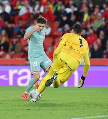 Oblak buscó a Giuliano Simeone en largo tras un córner en contra y el argentino arrancó con fe para chocar con Maffeo y llevarse el balón. En el mano a mano optó por contemporizar a la izquierda y cedérsela a Julián Álvarez, que marcó a placer.




