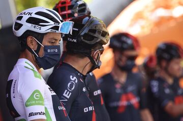Egan Bernal con sus compañeros del Ineos. 