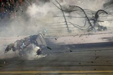 El accidente se produjo en la última vuelta de la carrera Coke Zero 400 de la Nascar. Los pilotos Denny Hamblin y Kevin Harvick se tocaron y el coche 3 que conducía Austin Dillon fue el más afectado.