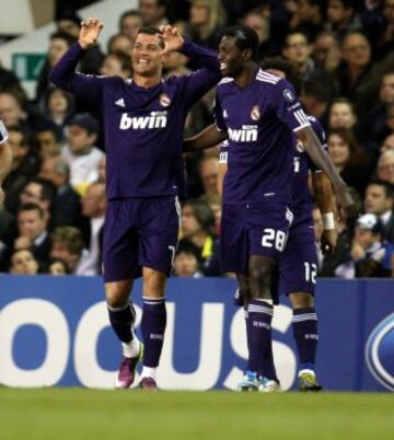 Cristiano Ronaldo celebra el 0-1 tras un tiro lejano que el portero no supo atrapar, durante el partido de vuelta de los cuartos de final de la Champions League 10/11.