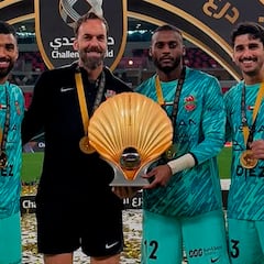 Manuel Almunia continúa ganando títulos 10 años después de colgar los guantes