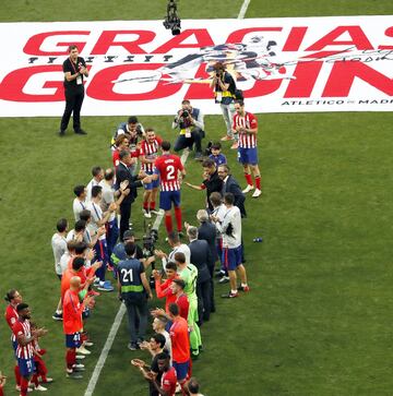 Godín ha recibido una placa con los partidos que ha jugado, un brazalete de capitán y una camiseta dedicada por sus compañeros. 