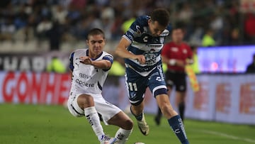 AME207. PACHUCA (MÉXICO), 07/07/2024.- Oussama Idrissi de Pachuca (d) disputa el balón con Cristian Isaac Reyes de Monterrey este domingo, durante un partido de la jornada uno del torneo Apertura 2024 del fútbol mexicano en el estadio Hidalgo de la ciudad de Pachuca, Hidalgo (México). EFE /David Martínez Pelcastre