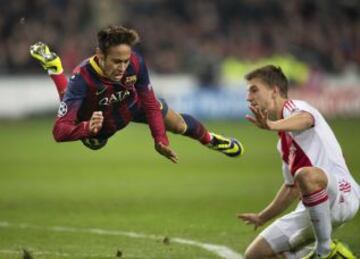 El delantero brasileño del FC Barcelona, Neymar (i) tras la falta cometidao por Joel Veltman (d) del Ajax de Amsterdam durante el partido correspondiente a la fase de grupos de la Liga de Campeones disputado en el Amsterdam Arena