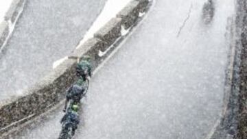 LA BANDERA ROJA DELANTE DE NAIRO. El fot&oacute;grafo Jered Gruber colg&oacute; en Twitter esta foto donde se puede ver a un motorista con la bandera roja, seguido por los ciclistas del Europcar y Nairo Quintana.
 