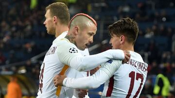 Nainggolan dialoga con Under.