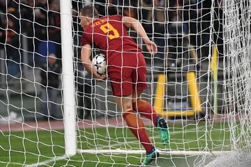 1-0. Edin Dzeko marcó el primer gol.