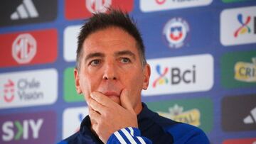 Futbol, Conferencia de prensa selección chilena.
El entrenador de la Seleccion Chilena Eduardo Berizzo es fotografiado durante la conferencia de prensa previo a la primera fecha contra Uruguay por las Eliminatorias al mundial 2026.
Santiago, Chile.
06/09/2023
Jonnathan Oyarzun/Photosport 

Football, Press conference of Chile..
Chile`s head coach Eduardo Berizzo is pictured during the press conference prior to the first date against Uruguay for the 2026 World Cup Qualifiers.
Santiago, Chile.
06/09/2023
Jonnathan Oyarzun/Photosport 