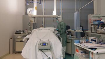 Un paciente por coronavirus es atendido por profesional sanitario, en Italia.