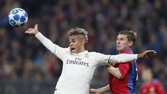 MOS01. MOSC&Uacute; (RUSIA), 02/10/2018.- Kirill Nababkin (d) de PFC CSKA en acci&oacute;n contra Mariano Diaz (i) del Real Madrid hoy, martes 2 de octubre de 2018, durante un partido del grupo G por la fase de grupos de la Liga de Campeones de la UEFA di