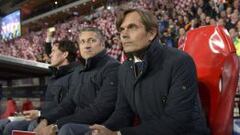 Cocu en el banquillo del PSV durante un partido contra el CSKA de Mosc&uacute;.